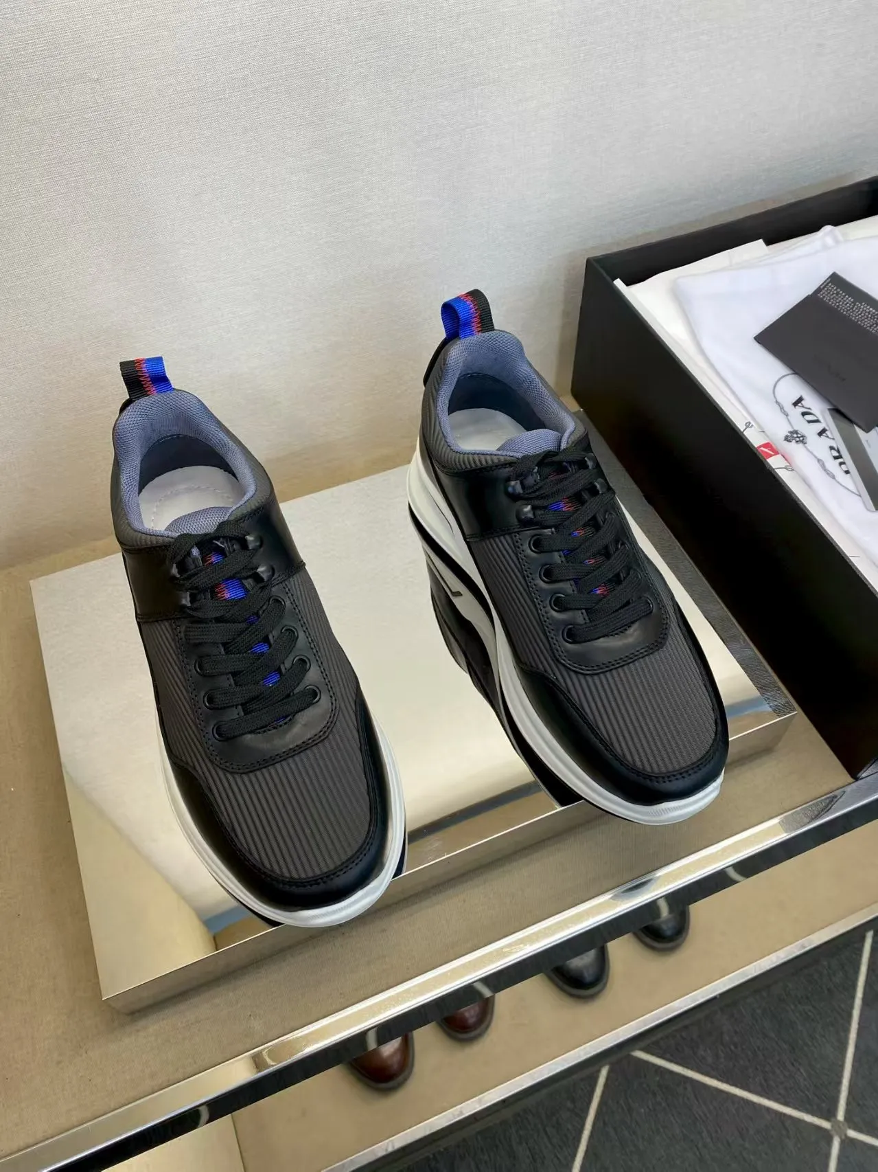 P440 38-45 Prada's new men's genuine leather sneakers, the highest version on the market, any comparison is welcome🆚! The original leather has excellent texture and is super high-end! Fetal sheep net lining imported from Italy, removable pad! Luxurious materials and fine workmanship, highly recommended!